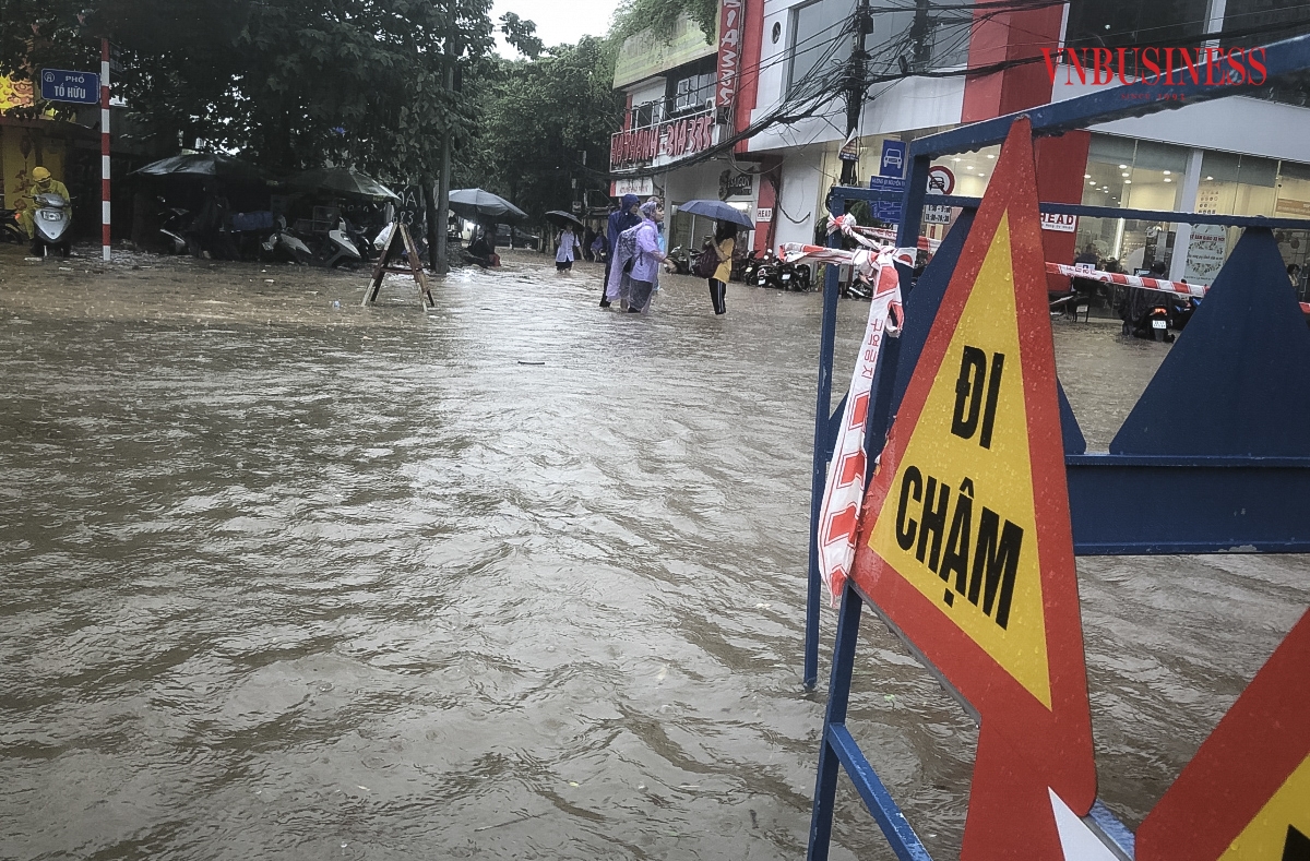 Theo dự báo của Trung tâm khí tượng thủy văn Quốc gia, trong một vài giờ tới, khu vực nội thành Hà Nội và các vùng lân cận vẫn tiếp tục có mưa vừa đến mưa to với lượng mưa phổ biến từ 30 đến 50mm, có nơi trên 70mm.
