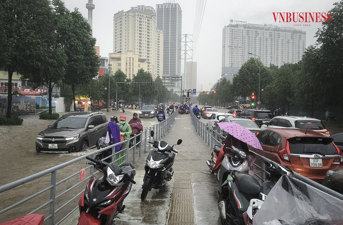 Trung tâm khí tượng thủy văn Quốc gia cảnh báo đợt mưa này có thể gây ngập úng cho nhiều tuyến phố nội thành Hà Nội, với độ sâu phổ biến từ 20 đến 30cm; một số tuyến phố có khả năng ngập sâu hơn với độ sâu từ 30 đến 50cm. Phạm Hoà