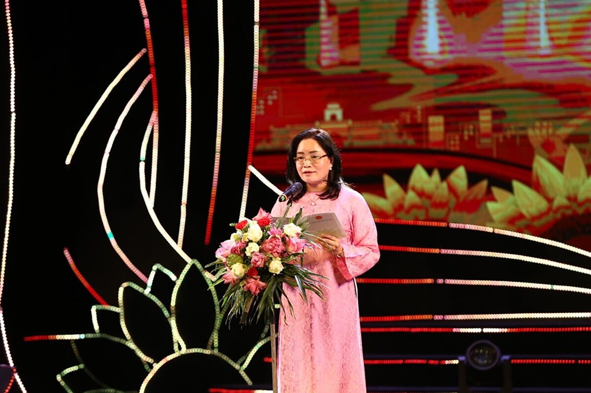 Thứ trưởng Bộ VHTTDL Trịnh Thị Thuỷ phát biểu khai mạc chương trình.