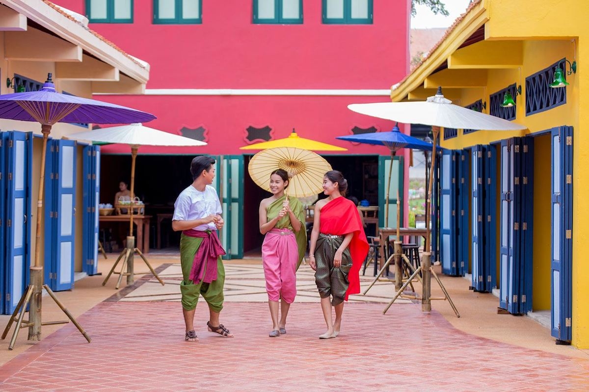 Trong hành trình, đoàn khảo sát Làng Cổ Mallika, nơi tái hiện sống động cuộc sống thường nhật của người dân Xiêm vào thế kỷ 19