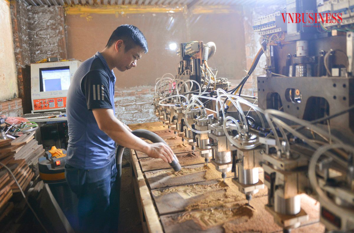 HTX Mỹ nghệ Vịnh Linh đầu tư máy móc để tạo ra những sản phẩm đồ gỗ tinh xảo, như máy cưa, máy xẻ, máy vanh, máy nén khí phun sơn, các loại máy bào, khoan, đục đánh bóng gỗ,...