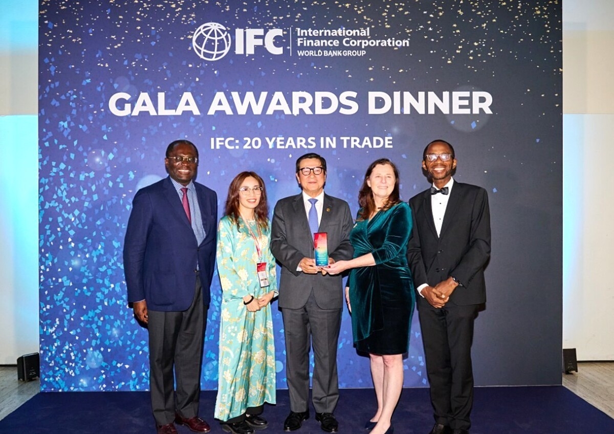 Ông Trần Hoài Nam – Phó Tổng giám đốc HDBank đại diện nhận giải thưởng Vietnam - Outstanding Issuing Bank - Dynamic Growth tại Hội nghị đối tác toàn cầu 2024 do IFC tổ chức tại Barcelona, Tây Ban Nha.