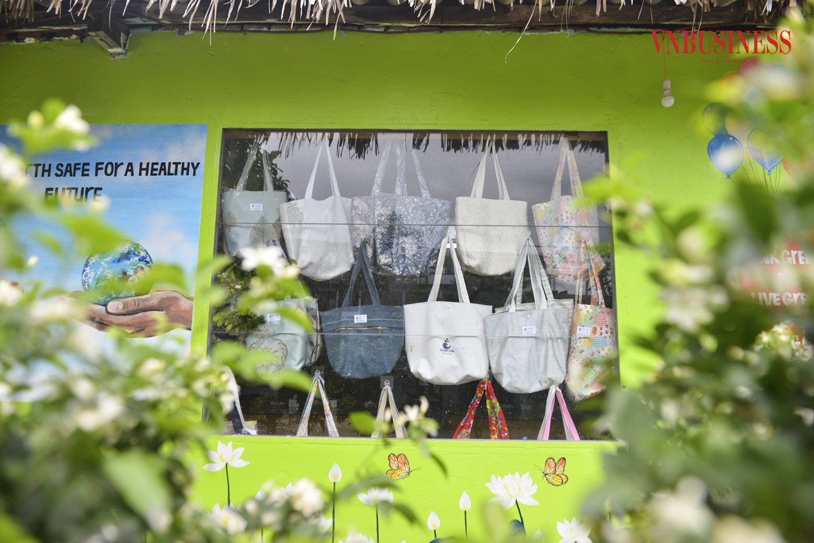 Từ những phế phẩm bỏ đi, qua bàn tay người thợ nay đã trở thành những sản phẩm thời trang bắt mắt.