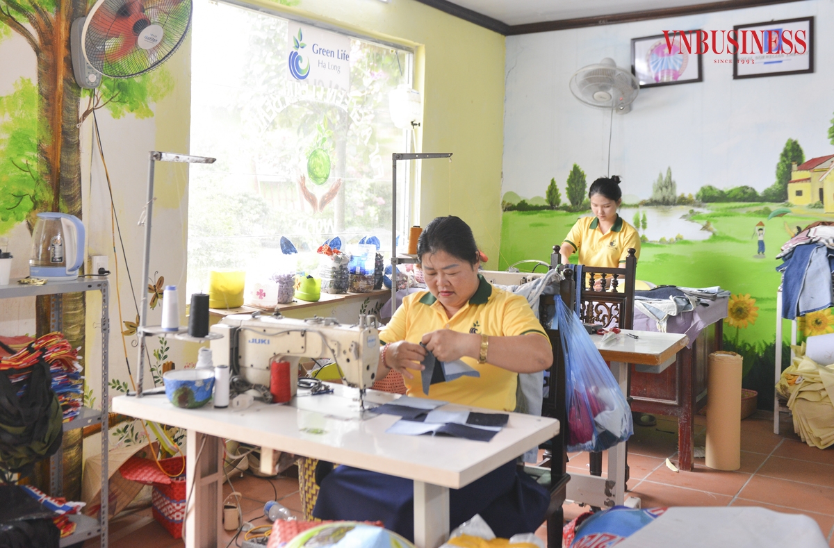 Chị Hương và các thành viên HTX góp sức để bảo vệ môi trường, thu gom và tái chế để lan tỏa lối sống xanh, thân thiện với môi trường.