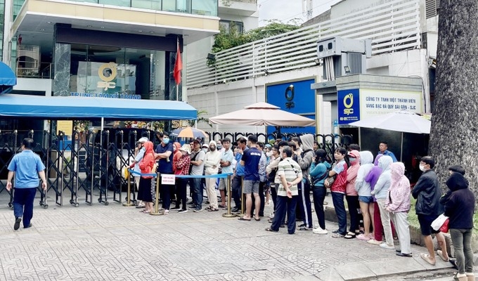 Trước tình trạng người dân xếp hàng mua vàng miếng SJC ngày càng đông, các ngân hàng mở bán vàng miếng online từ ngày 12/6.