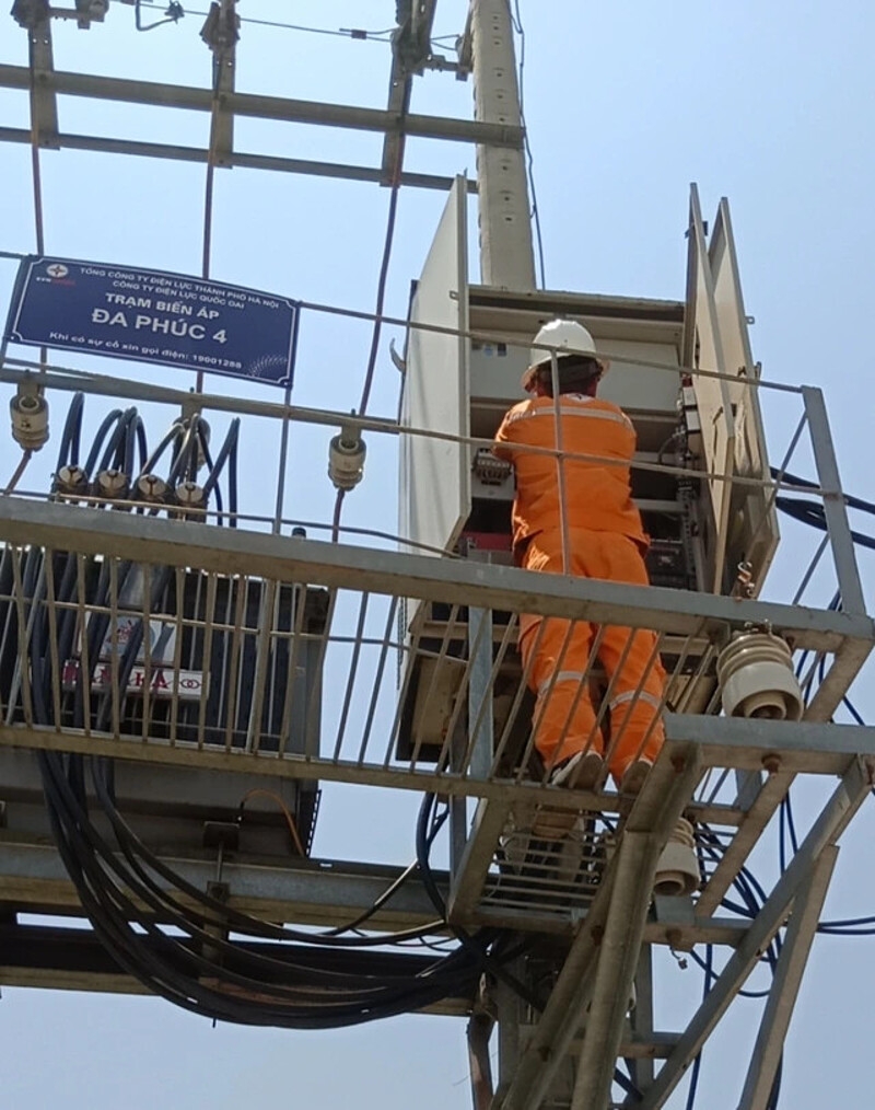 Có rất nhiều cái không ở những người thợ... không đai an toàn khi thi công trên độ cao, không lưới bảo vệ, không mũ bảo hiểm và trang thiết bị bảo hộ vẫn hàng ngày đu bám, leo trèo theo bản năng. Ảnh minh họa.