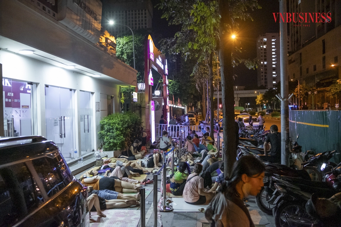 Theo ghi nhận của phóng viên VnBusiness tại chi nhánh ngân hàng Agribank Hà Tây &lpar;Phố Vũ Trọng Khánh, Phường Mỗ Lao, Quận Hà Đông&rpar;, lúc 23h00 ngày 12/6, hàng trăm người đã có mặt tại đây để xếp hàng, lấy số chờ mua vàng ngày hôm sau.