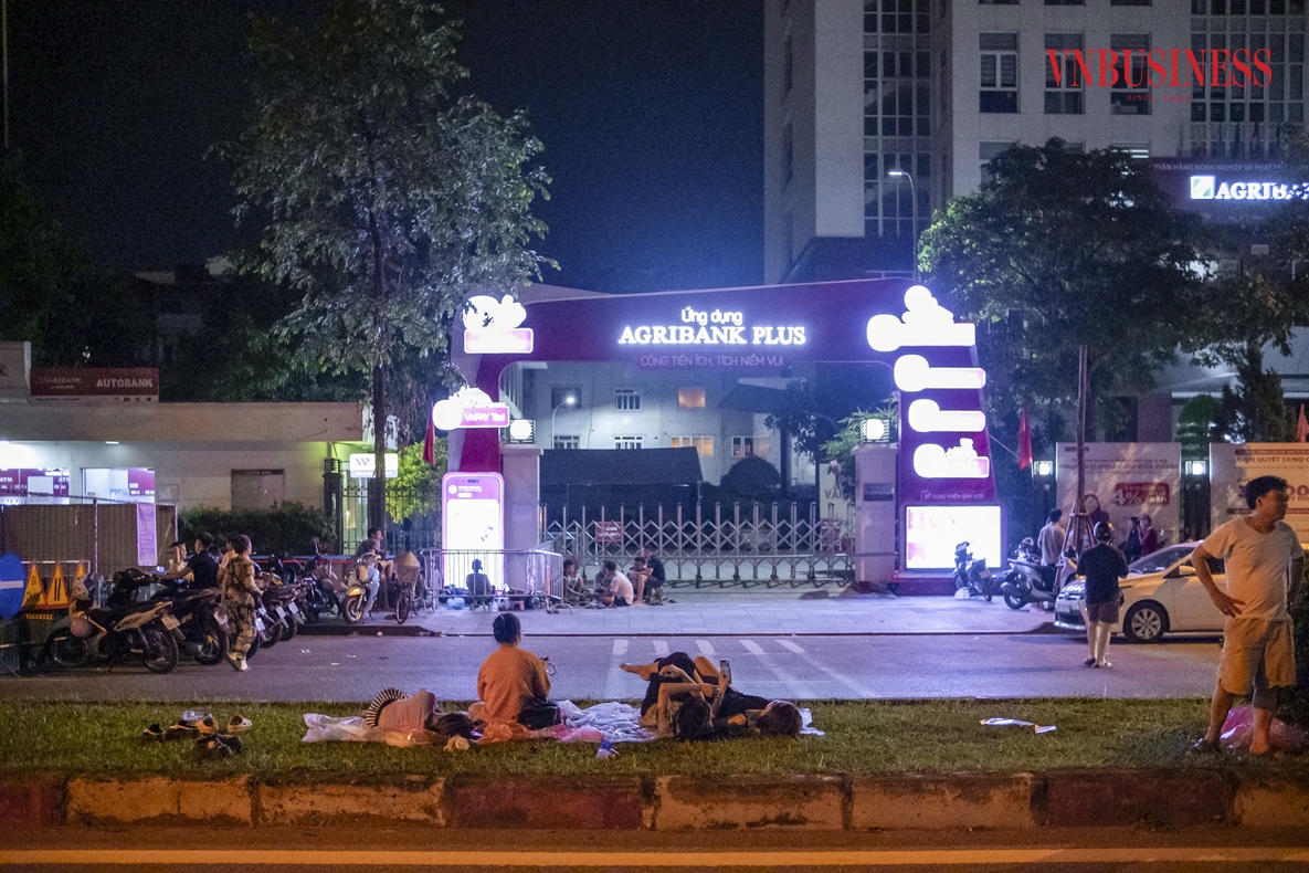 Qua tìm hiểu, nhiều người cho biết, sau khi xếp hàng không mua được vàng ngày 12/6, nhiều người quyết định đến ngân hàng Agribank xếp hàng từ 20h00 tối cùng ngày.