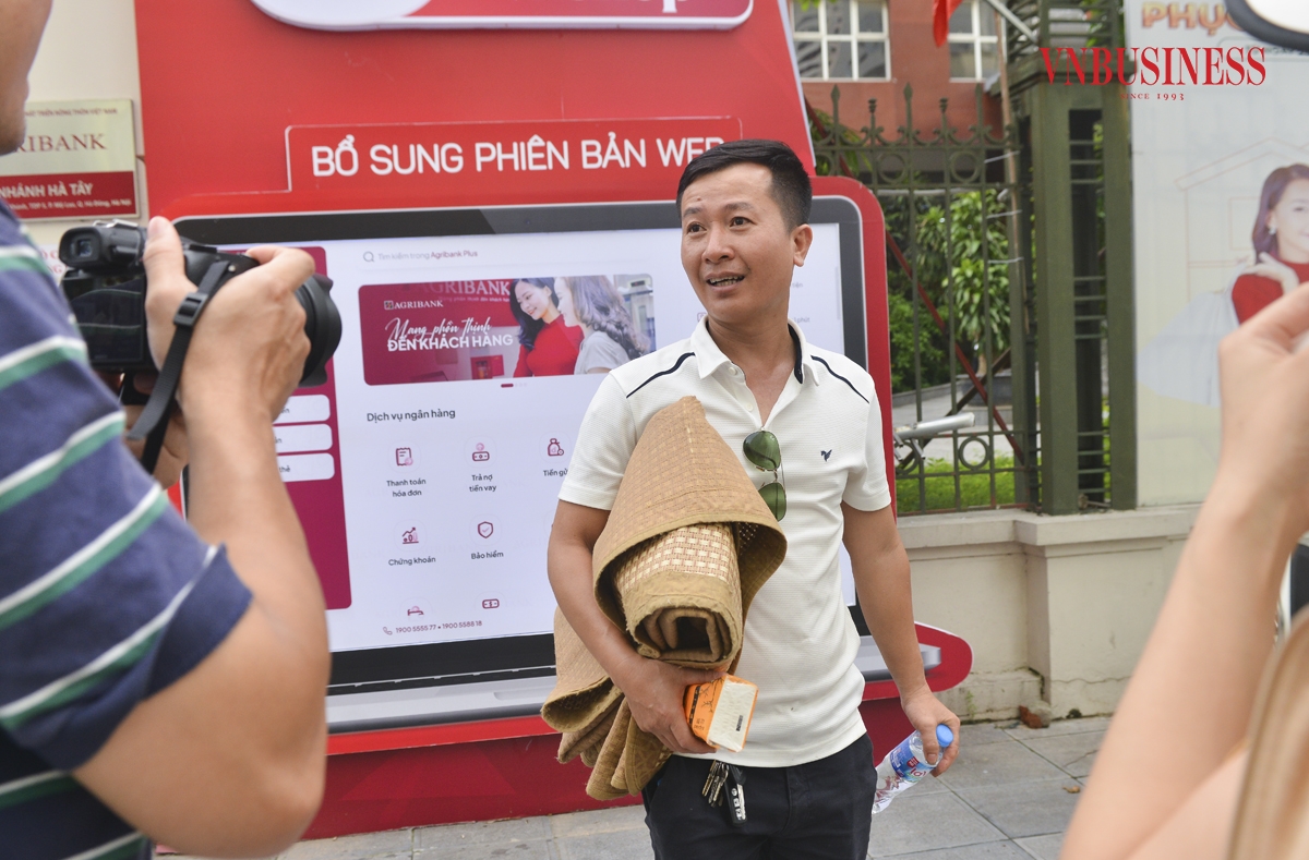 Anh L.V.T &lpar;trú tại quận Hà Đông&rpar; cho biết, đã xếp hàng để mua vàng 3 ngày nhưng vẫn chưa mua được. Tối qua tôi quyết định đến xếp hàng từ lúc 22h00. Sáng nay, may mắn tôi đã đến lượt lấy số, với số thứ tự là 87”.