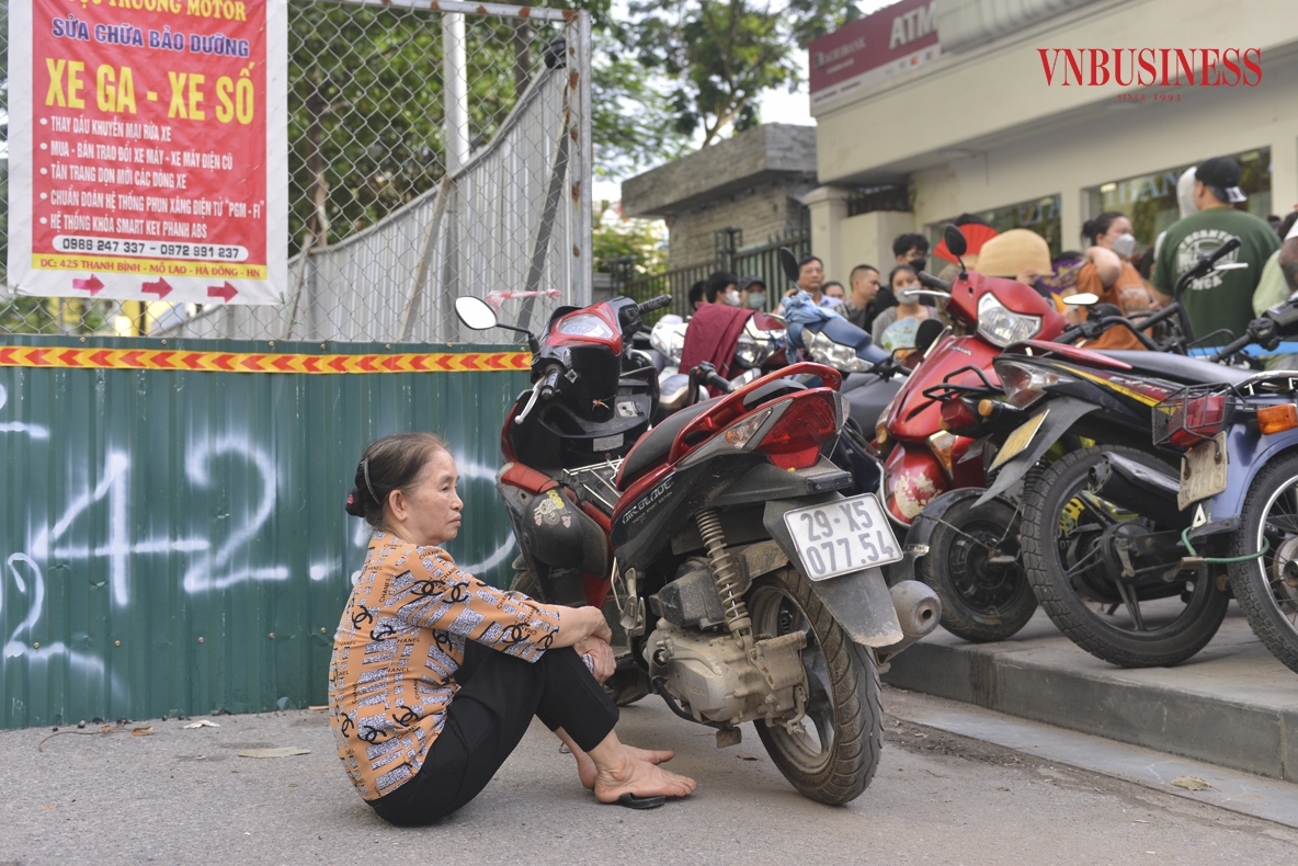 Ở phía ngoài hàng chờ, bà Miến &lpar;66 tuổi&rpar; cho biết đi từ Hoài Đức xuống để mua vàng. Tuy nhiên, do lượng người mua quá đông nên vẫn chưa thể mua được vàng.