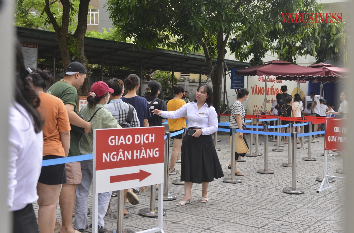 Hôm nay tôi xếp hàng từ 4h00 sáng, nhưng chắc cũng không mua được. Tại vì mỗi ngày ngân hàng chỉ phát 100 phiếu, bà Miến chia sẻ.