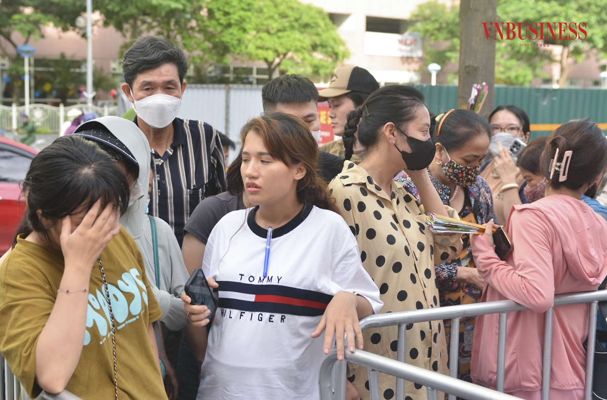 Theo những người làm công tác bảo vệ của ngân hàng cho biết, nhiều ngày nay, có rất nhiều người đến đây xếp hàng chờ lấy số mua vàng. Hôm qua, một số người đến chờ mua vàng từ 20h00, họ ăn ngủ tại chỗ.