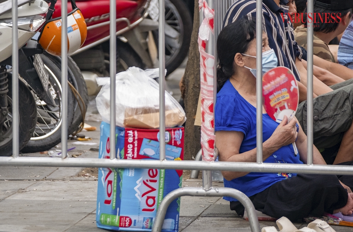 Thời tiết oi mức, nhưng hàng trăm người vẫn kiên trì xuyên đêm để chờ đến giờ ngân hàng mở cửa. Báng mỳ, nước uống cũng được người dân chuẩn bị để có đủ sức khỏe chờ đợi đến lượt lấy số mua vàng.