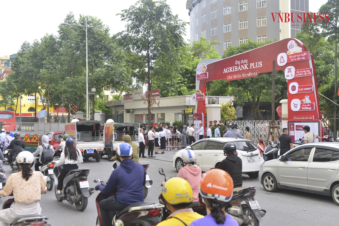 Sau khoảng 1 tiếng &lpar;7h30 – 8h30&rpar;, số thứ tự đã được phát hết, chỉ 100 người đầu tiên lấy được số để buổi chiều quay lại nhận vàng. Được biết, phần lớn những người lấy được số thứ tự đều có mặt từ tối hôm trước. Phạm Hòa