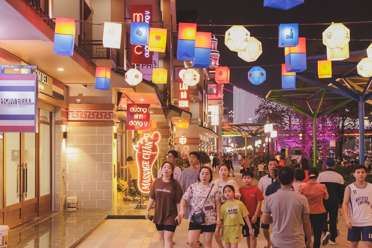 Vị trí đắc địa và nguồn khách dồi dào là điều kiện tiên quyết làm nên thành công của “ngôi sao” ngành bán lẻ Grand World.