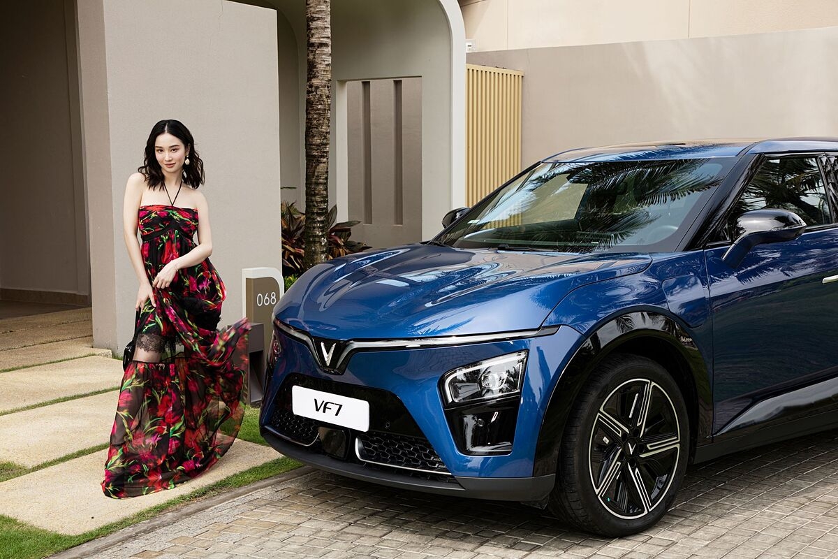 Với vẻ đẹp không góc chết cùng những trang bị ấn tượng, VF 7 đang tạo dấu ấn đậm nét trong phân khúc C-SUV nói riêng và thị trường ô tô nói chung.