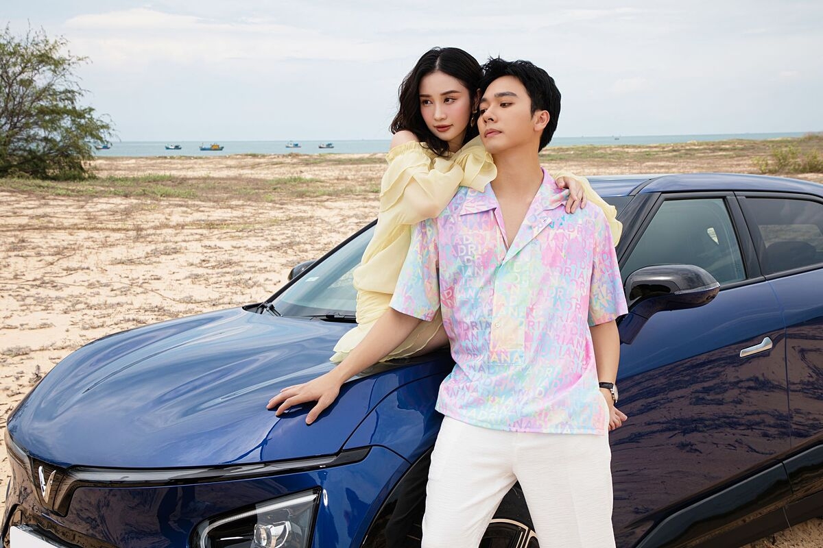 Bộ đôi diễn viên Jun Vũ - Hải Nam đã thực hiện một bộ ảnh ấn tượng với mẫu xe điện do các nhà thiết kế hàng đầu thế giới người Ý đến từ studio Torino Design.
