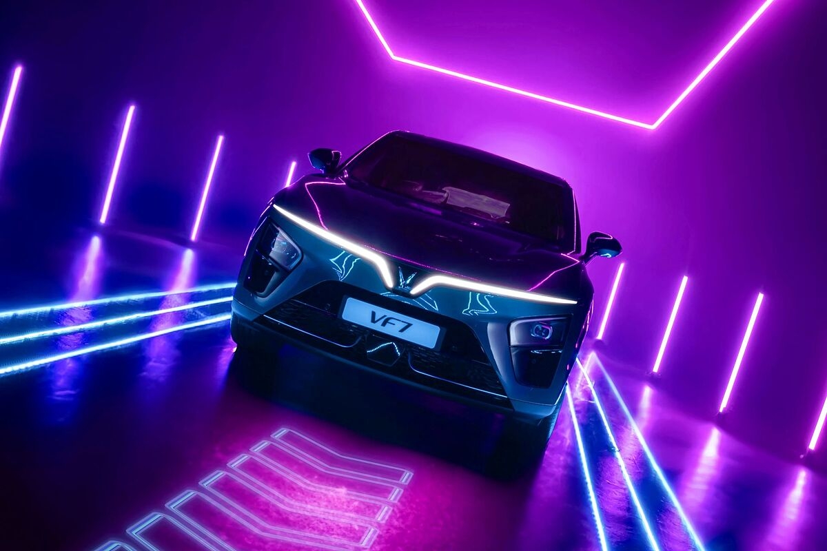 Những đường nét góc cạnh, sắc sảo và tinh tế của VF 7 tạo nên một vẻ ngoài đầy cá tính và cuốn hút.