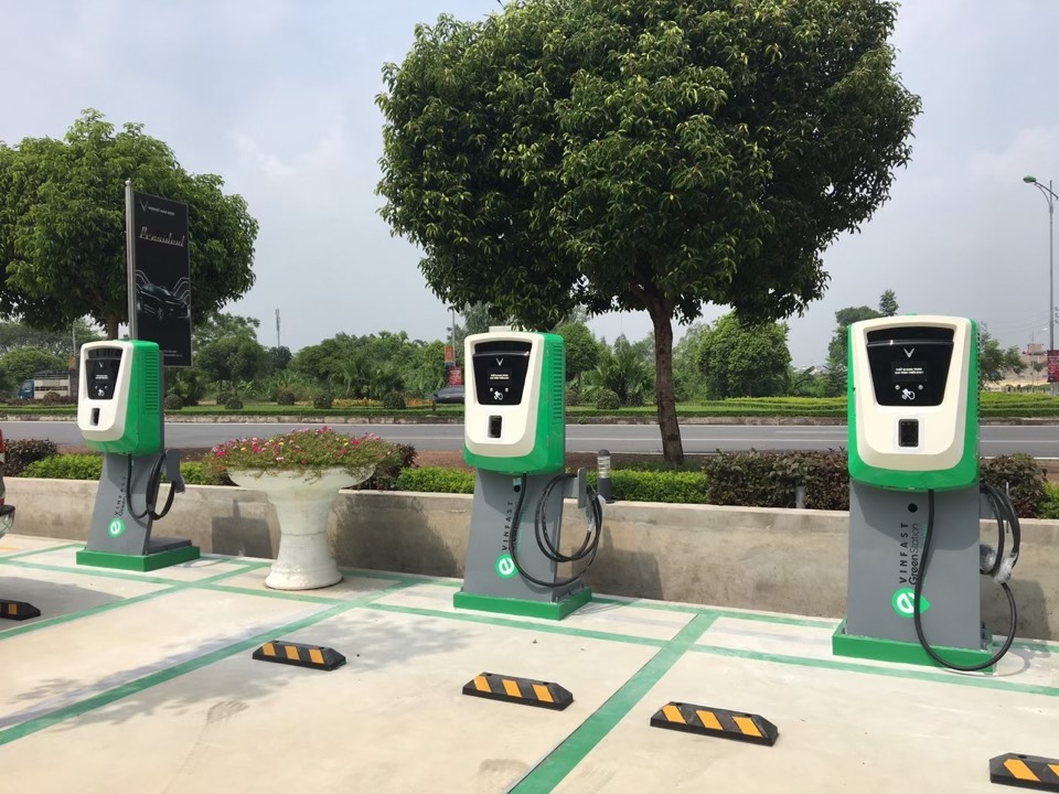 Các hãng xe đang nhanh chóng mở rộng mạng lưới trạm sạc để đảm bảo sự tiện lợi cho người dùng và thúc đẩy sự chuyển đổi sang sử dụng năng lượng sạch.