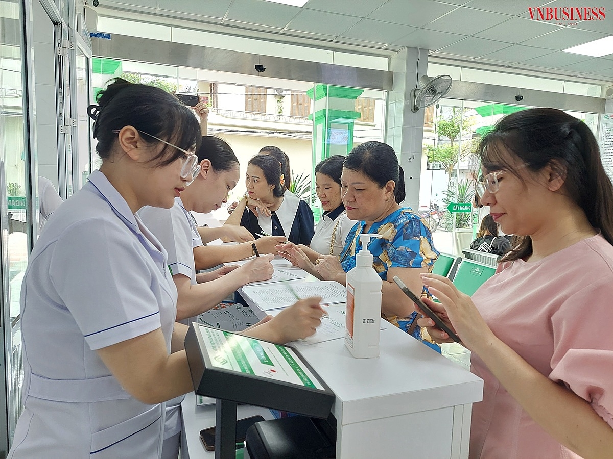 Các nhà báo, phóng viên xếp số thứ tự chờ lấy sổ khám bệnh.