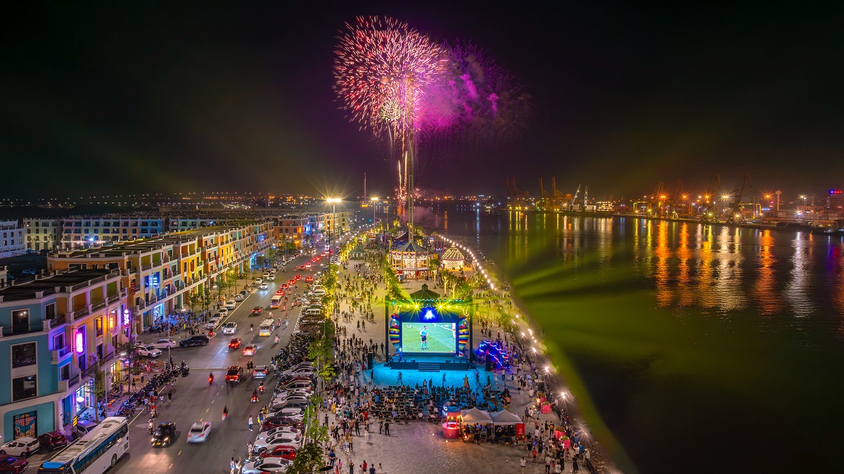 Sân khấu “Euro Football Fest” được dựng ngay trên Phố đi bộ Công viên Vũ Yên bên bờ sông Cấm.