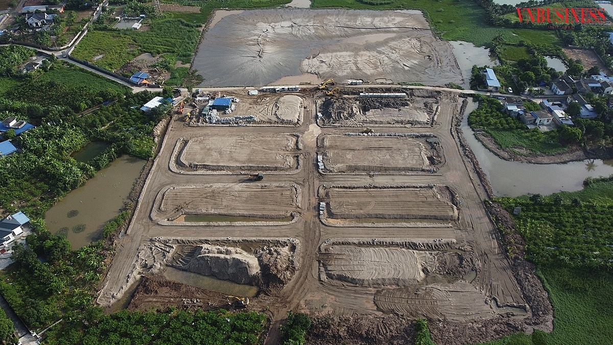 Phần khuôn đường đã được thi công qua các công đoạn: Đào khuôn đường, rải vải địa, đắp cát, lu lèn...