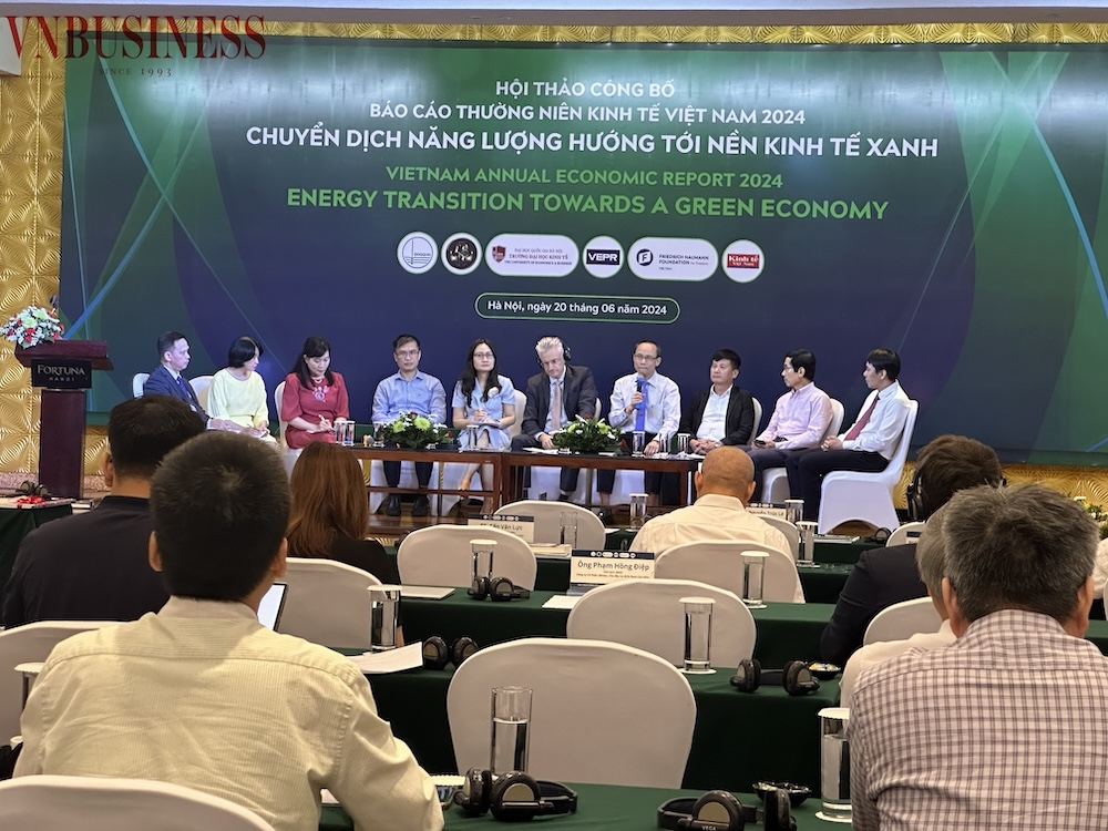 Các chuyên gia thảo luận tại hội thảo công bố Báo cáo Kinh tế thường niên Việt Nam 2024.