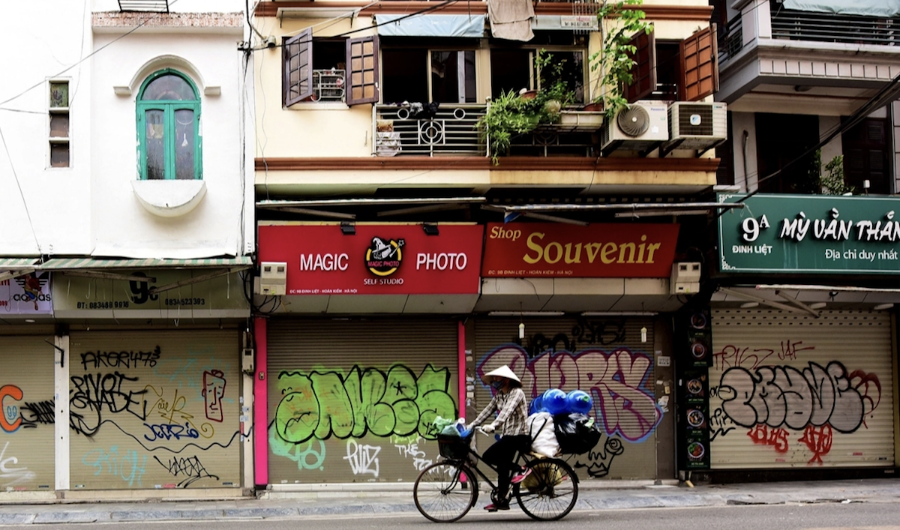 Nhiều DN, hộ kinh doanh ở các thành phố lớn phải sang nhượng, trả lại mặt bằng thuê ở cả các trung tâm thương mại, tuyến phố trung tâm.