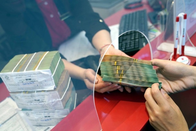 Lũy kế từ đầu năm đến cuối tháng 3, lượng tiền gửi của các tổ chức kinh tế giảm 214.000 tỷ đồng, lượng tiền gửi cá nhân tăng 144.000 tỷ đồng.