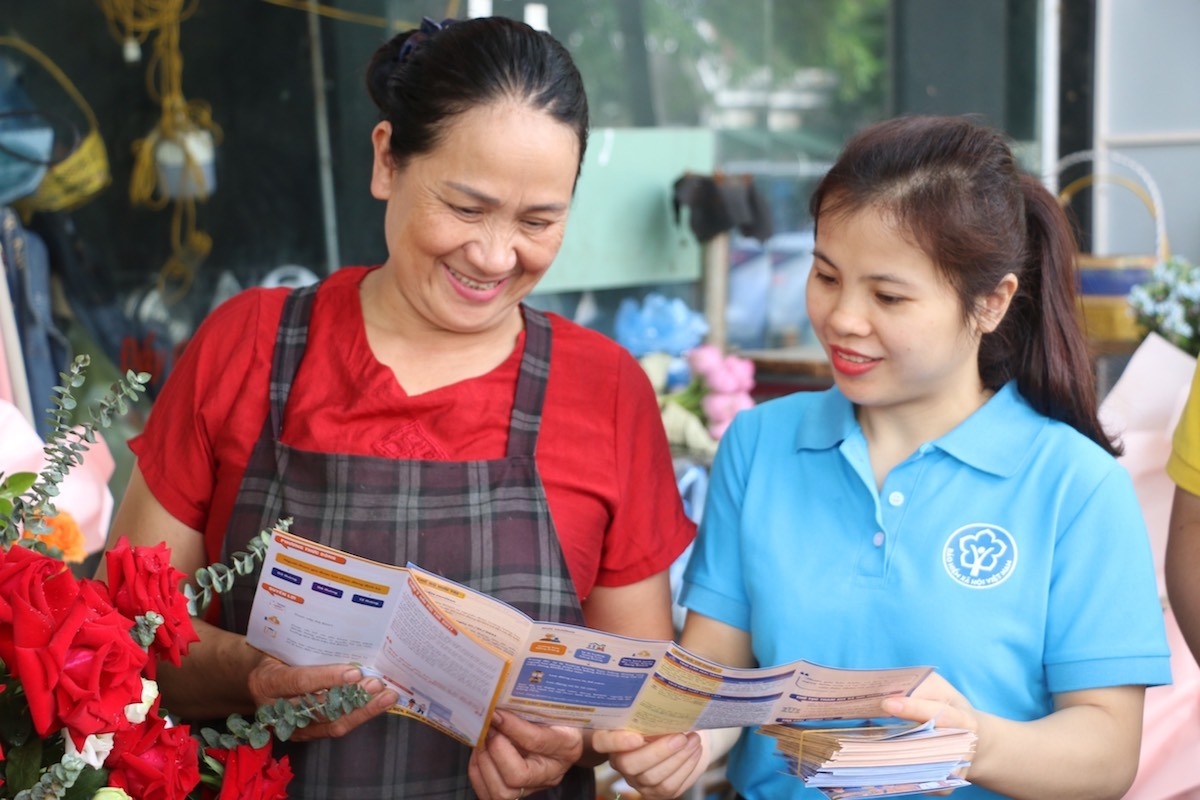 Người tư vấn luôn luôn tư vấn cho người nghe với thái độ niềm nở, nhiệt tình, đồng thời lắng nghe để tháo gỡ dần vấn đề của người dân.