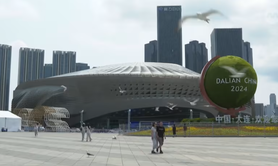 Trung Quốc thu hút các nhà đầu tư nước ngoài khi tổ chức cuộc họp Diễn đàn Kinh tế Thế giới.