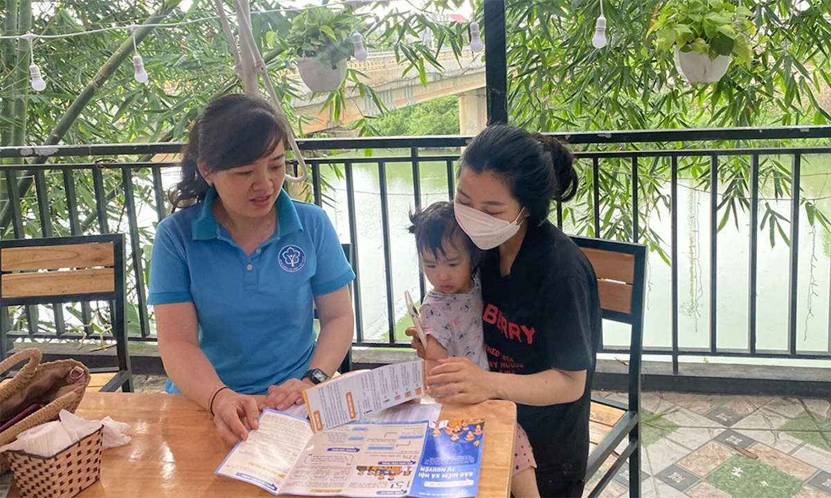 Tận tuỵ tư vấn để người dân thấy rõ lợi ích của chính sách BHXH là công việc hàng ngày của những cán bộ BHXH ở Lạng Sơn.