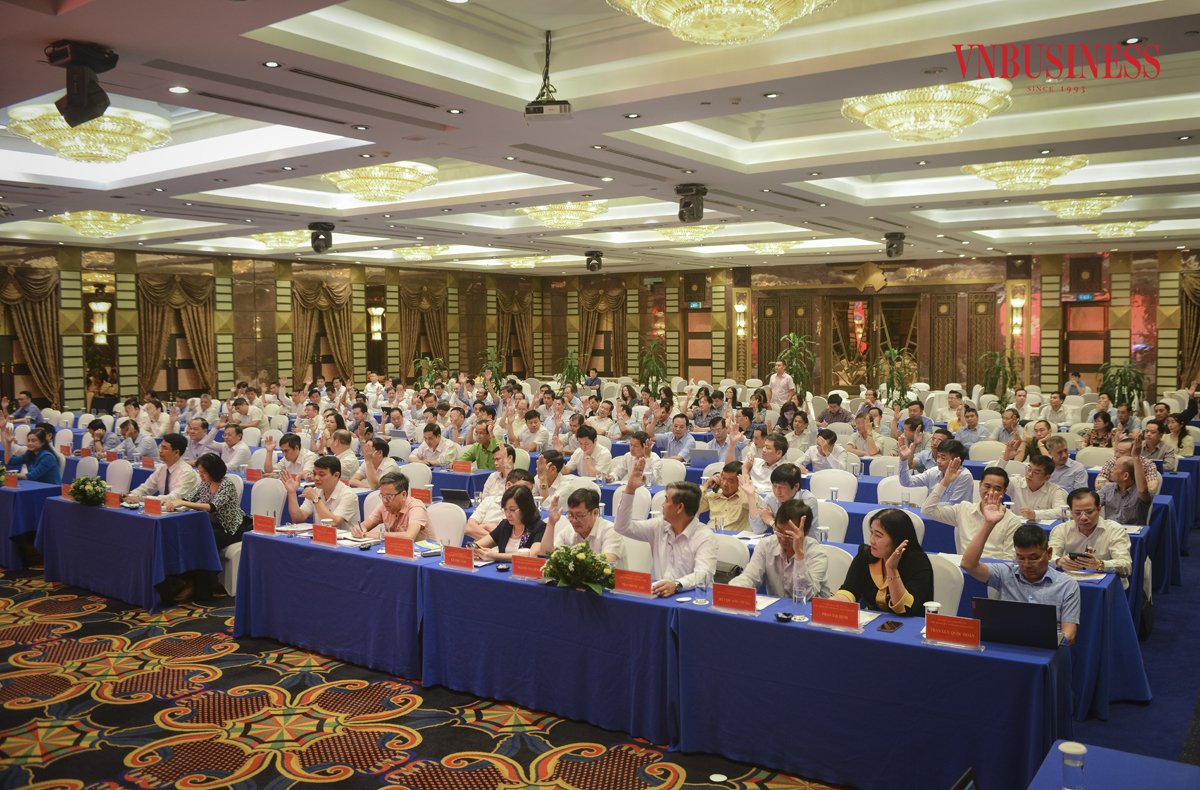 Các đại biểu giơ tay biểu quyết bầu 2 Phó Chủ tịch Liên minh HTX Việt Nam.