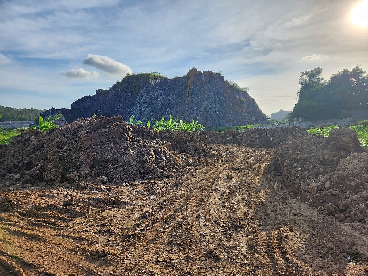 Khu vực bãi tập kết bùn, đất, hữu cơ cách công trường 70m &lpar;ảnh đơn vị thi công cung cấp&rpar;.