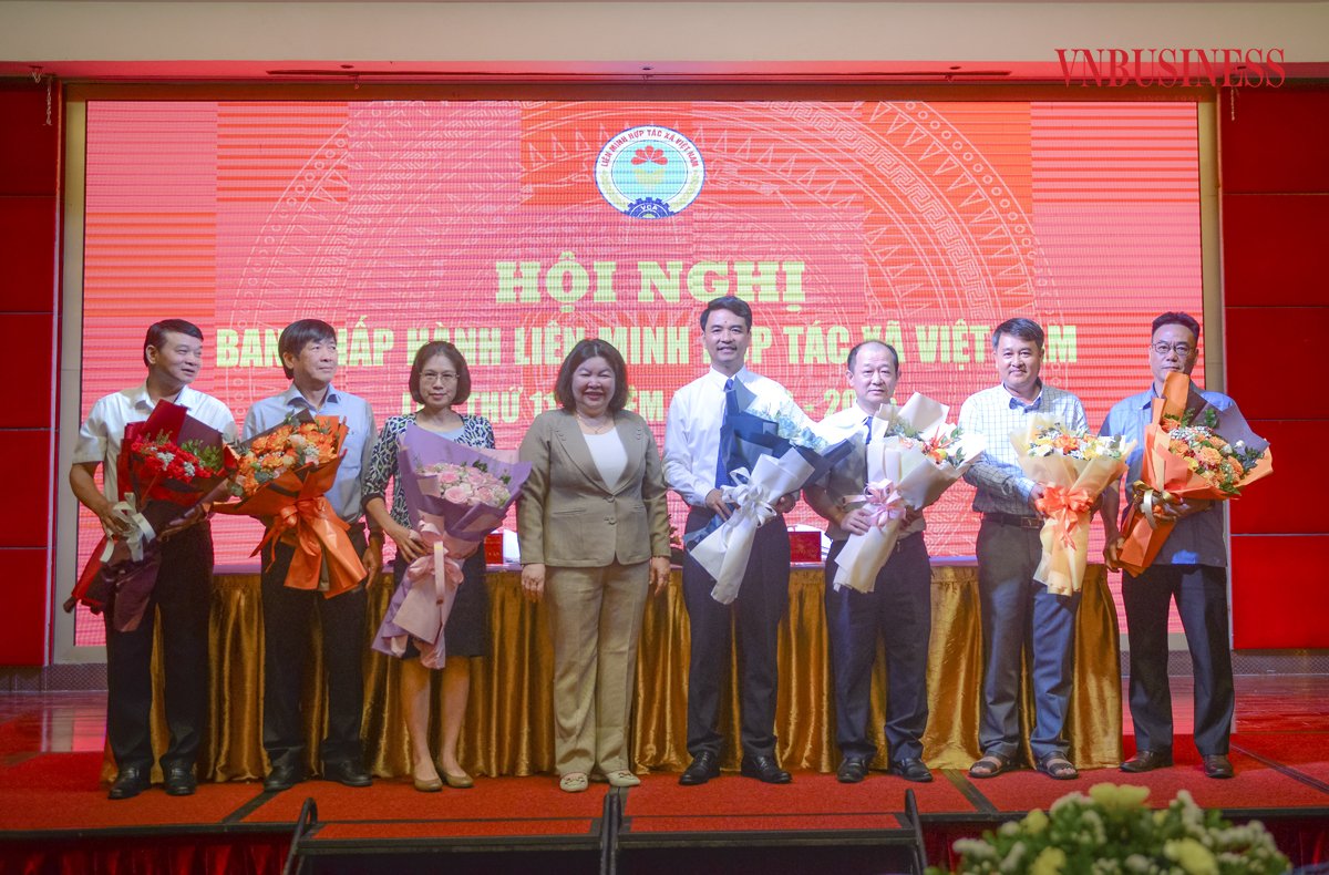 Chủ tịch Liên minh HTX Việt Nam Cao Xuân Thu Vân tặng hoa chúc mừng 2 tân Phó Chủ tịch, các đồng chí là Chủ nhiệm Ủy ban Kiểm tra, Ủy viên Ban chấp hành Liên minh HTX Việt Nam.