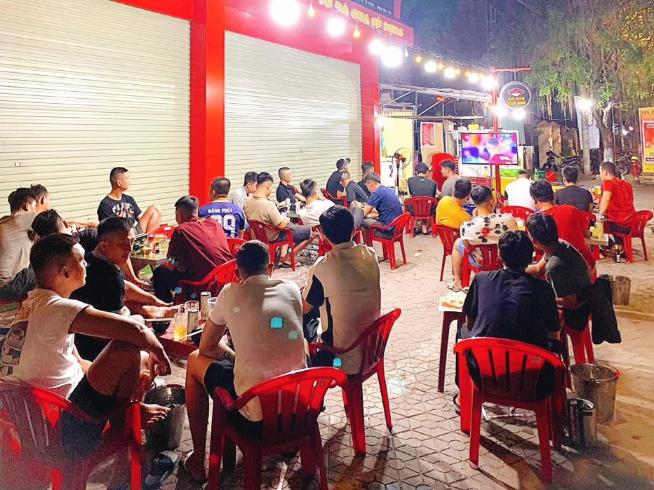 Bia hơi tại các quán được bán với giá chỉ vài chục nghìn đồng/lít.