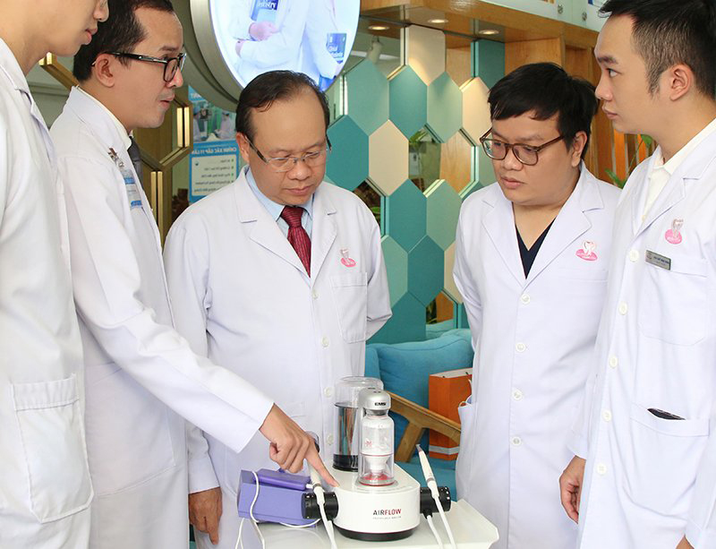 Tiến sĩ, Bác sĩ Nhân và đội ngũ bác sĩ trao đổi về Airflow Prophylaxis - công nghệ làm sạch răng miệng, ngăn ngừa được các bệnh lý răng miệng, các biến chứng sau khi phục hình răng…