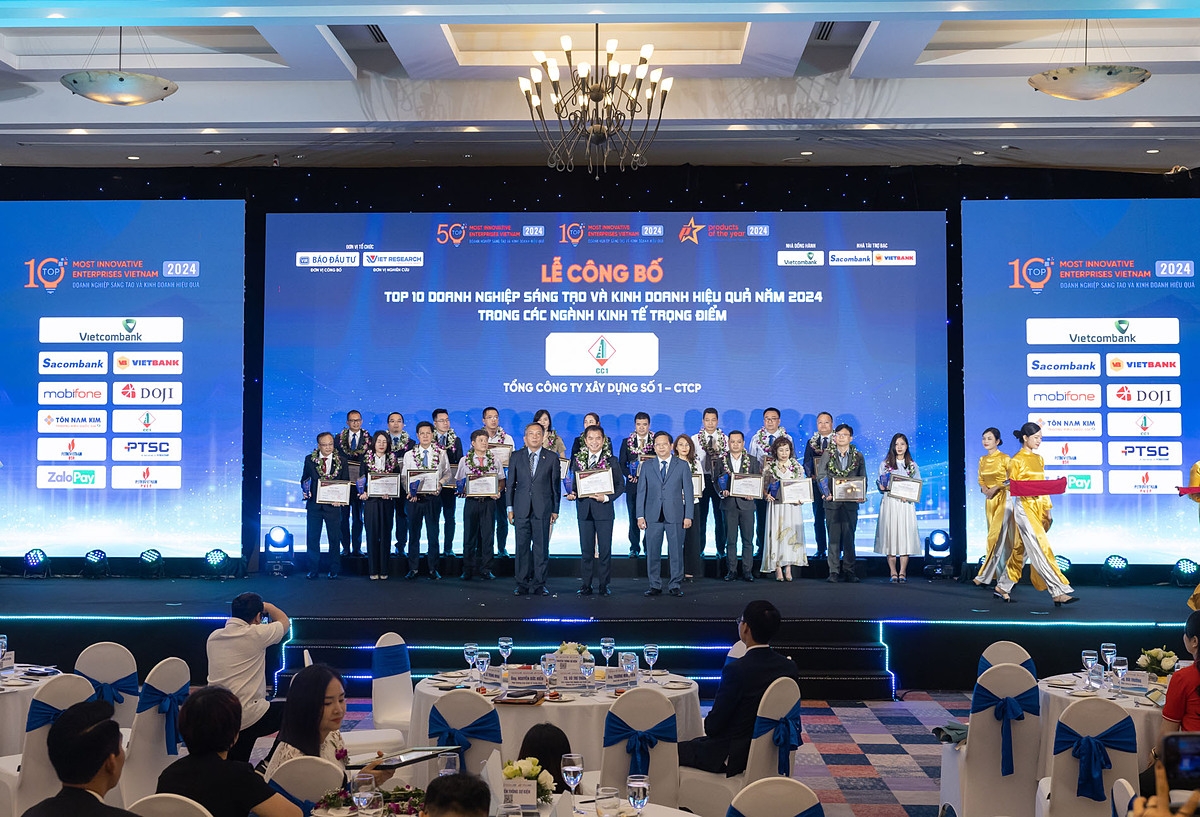 Ông Nguyễn Hoàng Hùng - Phụ trách Phòng Truyền thông CC1 đón nhận hoa chúc mừng và Giấy chứng nhận Top 10 Doanh nghiệp sáng tạo kinh doanh hiệu quả ngành Bất động sản – Xây dựng năm 2024 từ Ban tổ chức.