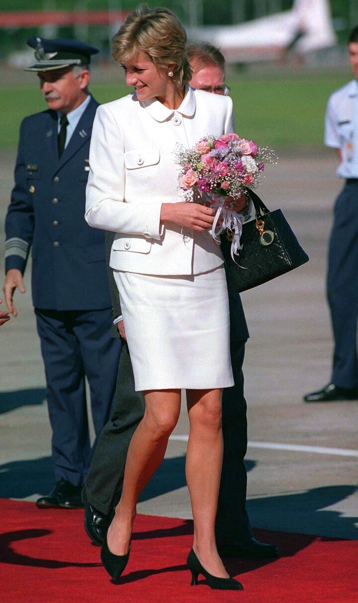 Công nương Diana với chiếc túi xách Dior ở Argentina. NHIẾP ẢNH GIA: TIM GRAHAM PHOTO LIBRARY/GETTY IMAGES