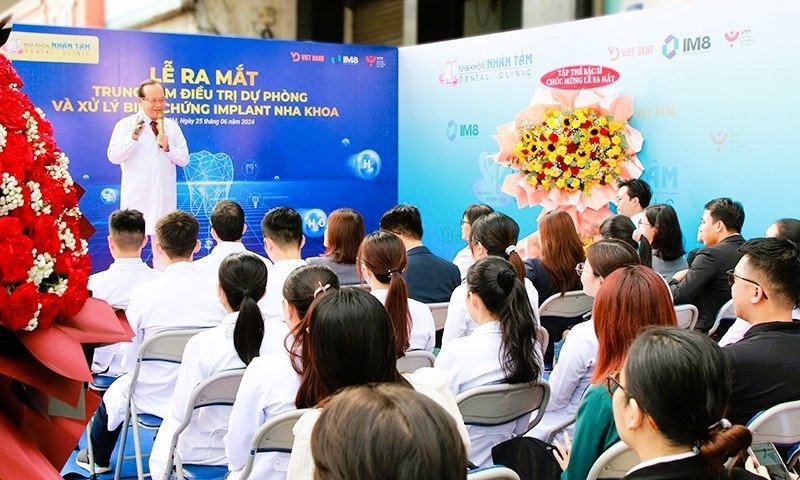 Tiến sĩ, Bác sĩ Võ Văn Nhân &lpar;giữa&rpar;, Giám đốc chuyên môn Trung tâm Implant Nhân Tâm phát biểu tại sự kiện.