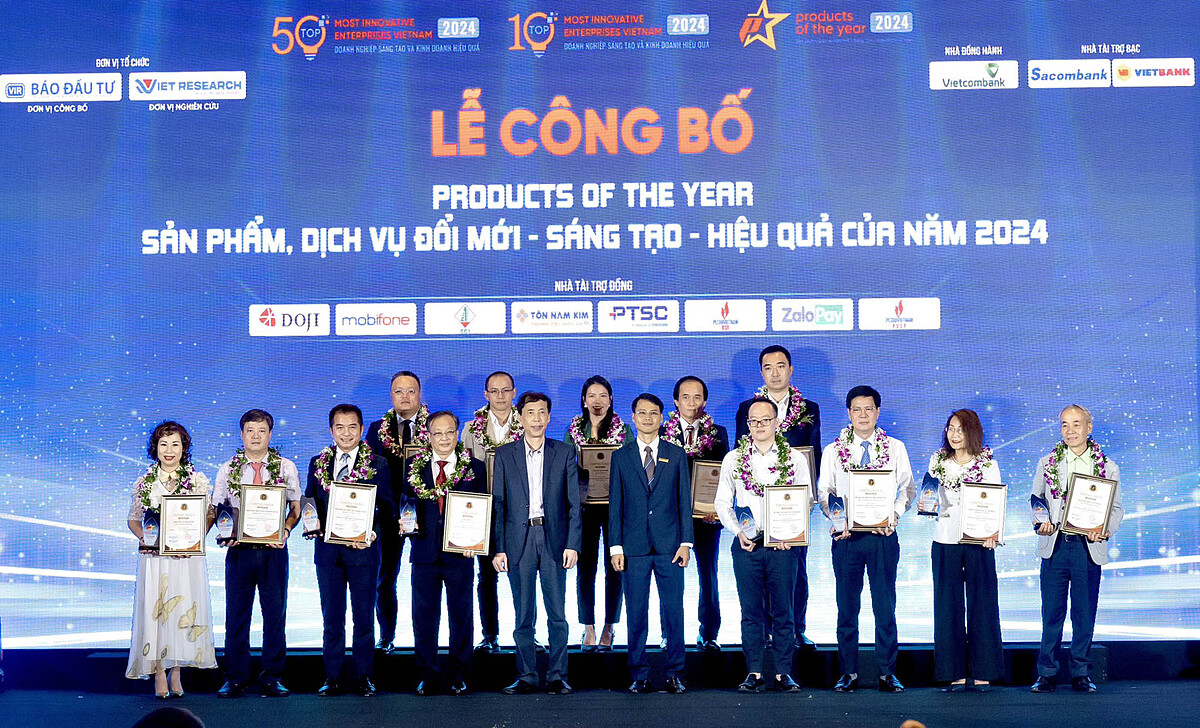 Ban tổ chức vinh danh các doanh nghiệp đạt danh hiệu “Product of the Year – Top 100 sản phẩm đổi mới sáng tạo năm 2024”.