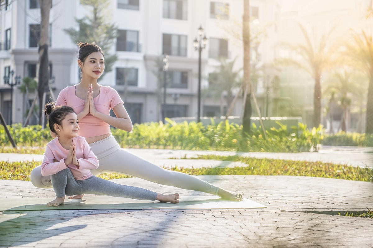 Khung cảnh thiên nhiên xanh mát, sống động được tạo nên bởi thảm thực vật trù phú.