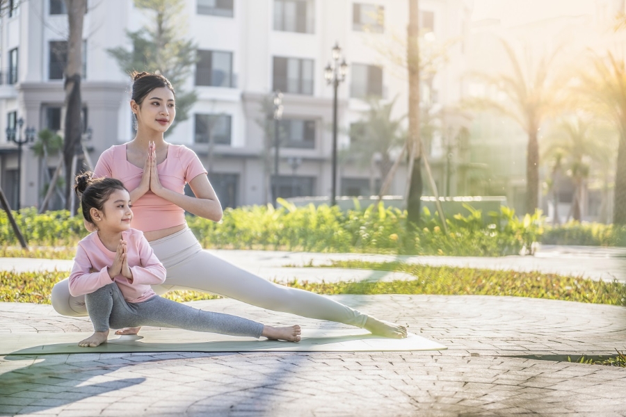 Khung cảnh thiên nhiên xanh mát, sống động được tạo nên bởi thảm thực vật trù phú.