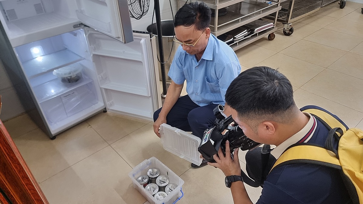 Tủ lạnh và mẫu lưu thức ăn tại Công ty CP đóng tàu Sông Cấm.
