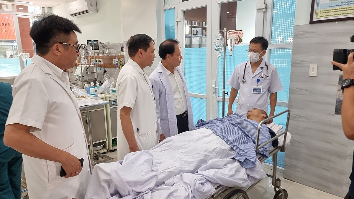 Giám đốc Sở Y tế &lpar; thứ 2 từ phải sang&rpar;, Chủ tịch HĐQL Bệnh viện Việt Tiệp &lpar;thứ 3 từ phải sang&rpar; và Giám đốc Bệnh viện Việt Tiệp &lpar;ngoài cùng bên trái&rpar; trực tiếp đến phòng cấp cứu tích cực, Khoa Tim mạch, Bệnh viện Việt Tiệp chỉ đạo cấp cứu, điều trị.