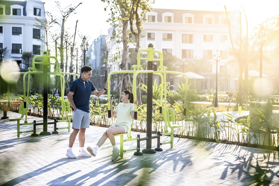 Xung quanh bể bơi là hệ cảnh quan đa dạng, bao gồm vườn cờ, vườn đọc sách, vườn BBQ, công viên gym, vườn thiền.