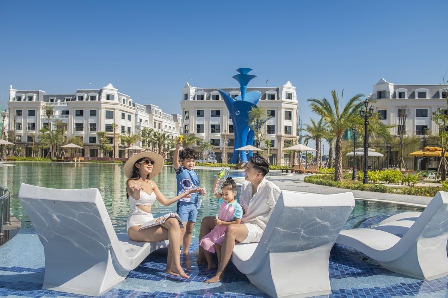 Bể bơi phong cách resort rộng tới 1.700m2.