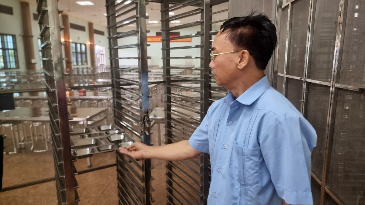 Tủ đựng khay thức ăn được đẩy đến tận bàn ăn cho công nhân.