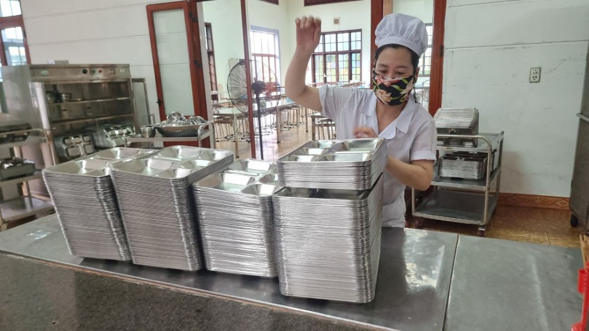 Trước khi chia suất ăn, các thiết bị, khay đựng thức ăn phải được sấy trong lò có nhiệt độ cao đến vài trăm độ.