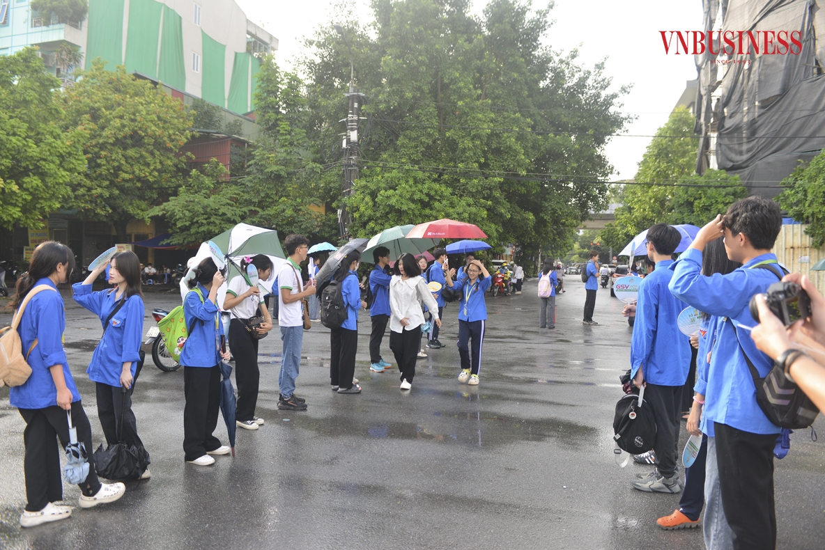 Với khoảng 109.000 thí sinh dự thi tốt nghiệp THPT năm nay, Hà Nội vẫn dẫn đầu cả nước cả về số thí sinh và lực lượng làm nhiệm vụ thi. Toàn thành phố Hà Nội có 189 điểm thi chính thức tại 30 quận, huyện, thị xã, với 4.300 phòng thi.